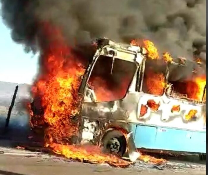 Incêndio em ônibus mobiliza bombeiros no Ribeira de Baixo, em Itabira
