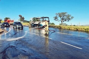 Ônibus ficou completamente destruído após incêndio em Itabira