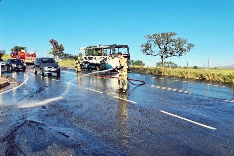 Ônibus ficou completamente destruído após incêndio em Itabira