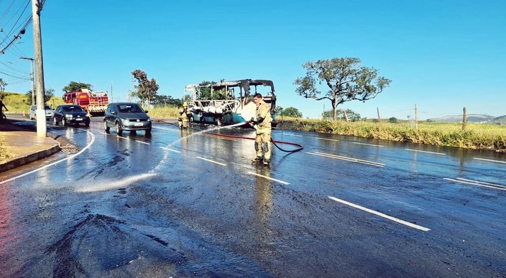 Ônibus ficou completamente destruído após incêndio em Itabira