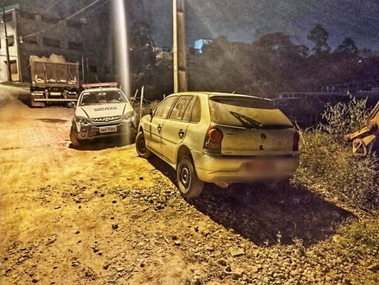 Polícia Militar acha carro roubado em Caratinga e abandonado em Monlevade