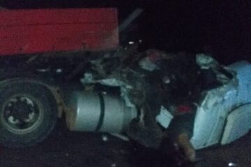 Motorista morre após tombar carreta e colidir contra caminhões na BR-040