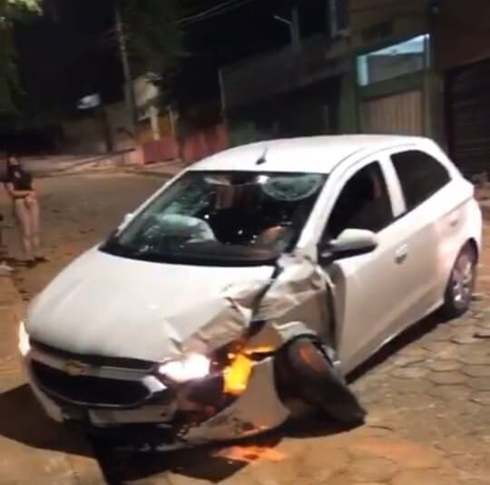 Mulher é socorrida após acidente na Avenida das Rosas