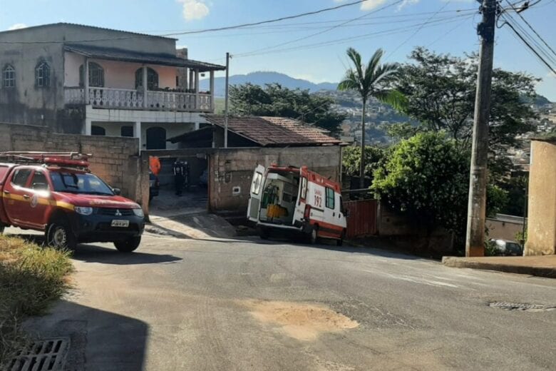 Homem desmaia na laje em construção e é resgatado pelos bombeiros