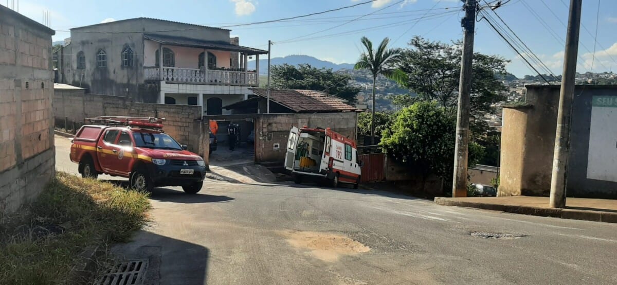 Homem desmaia na laje em construção e é resgatado pelos bombeiros