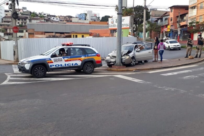 Motorista bate o carro socorrendo baleado em Itabira