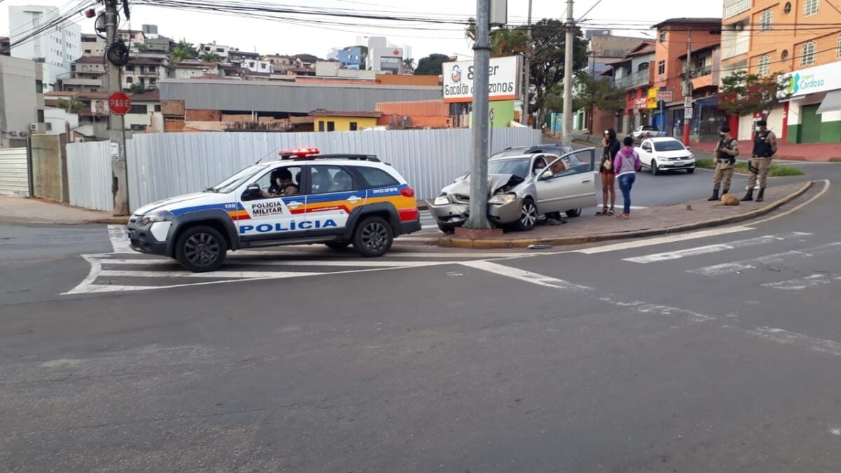 Motorista bate o carro socorrendo baleado em Itabira