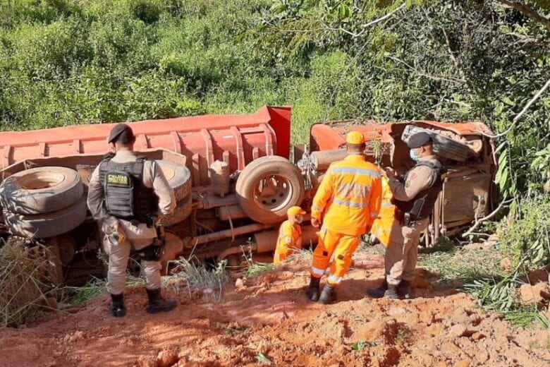 Motorista morre ao tentar pular de caminhão que tombou em ribanceira
