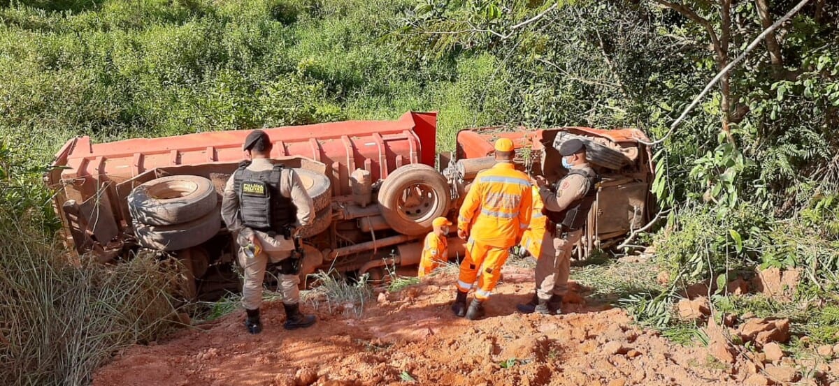 Motorista morre ao tentar pular de caminhão que tombou em ribanceira