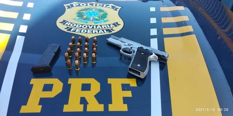 Mulher é presa transportando pistola de uso restrito das forças armadas
