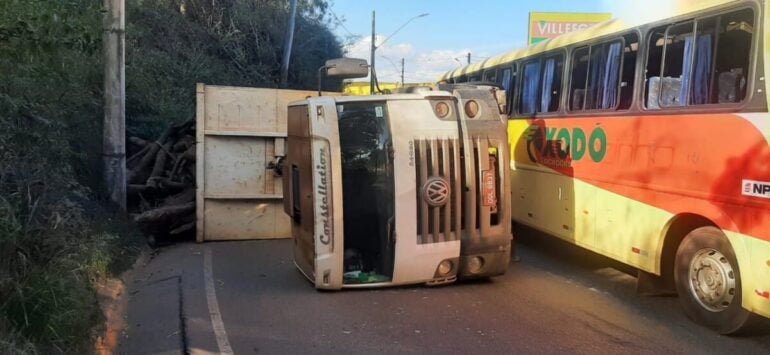 Pela terceira vez em 2021, rotatória do bairro Areão registra tombamento de caminhão