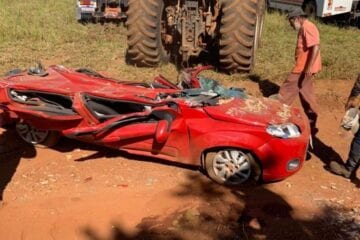 Carreta tomba, esmaga carro e família escapa por pouco
