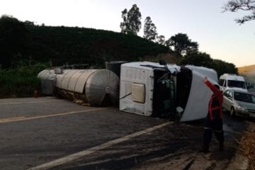 Carreta carregada com sabão líquido tomba e interdita BR-116