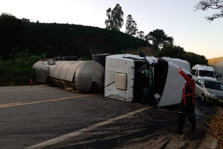 Carreta carregada com sabão líquido tomba e interdita BR-116