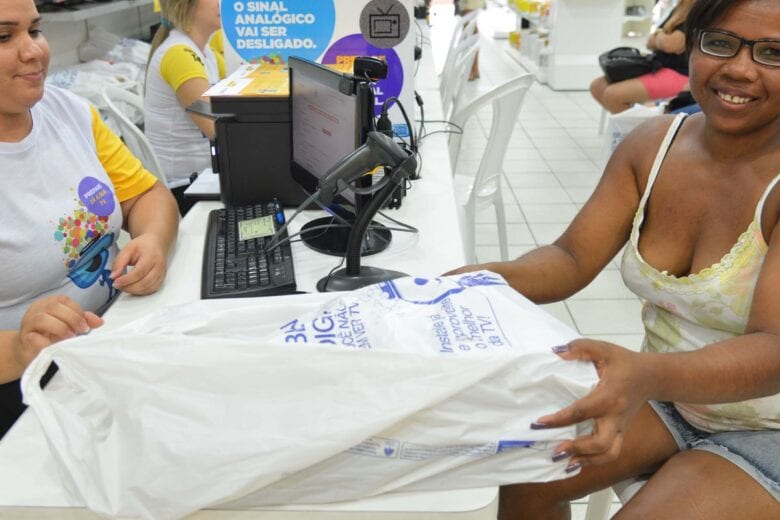 Setor de serviços recua 4% de fevereiro para março