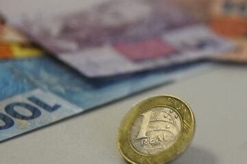 Juros consomem quase 12% da renda das famílias, diz pesquisa