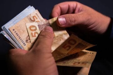 Intenção de consumo das famílias recua em maio, diz CNC