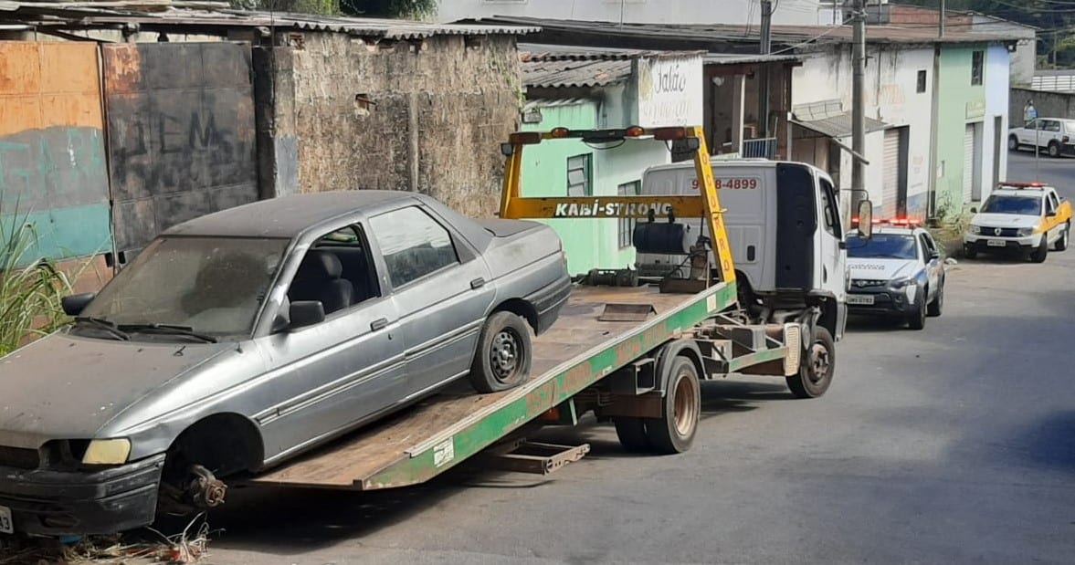 Prefeitura recolhe veículos abandonados nas ruas de Itabira