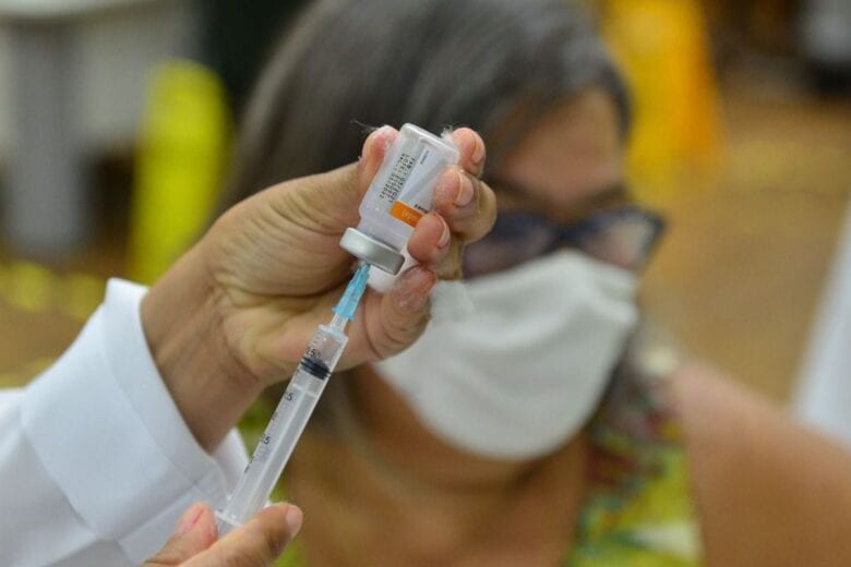 Brasil ultrapassa os Estados Unidos no percentual de população totalmente vacinada