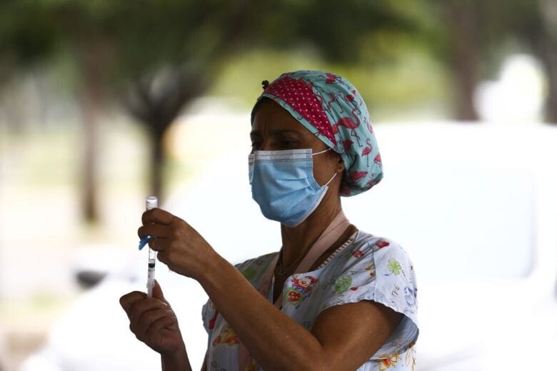 Calendário da vacinação contra Covid em Minas prevê 1ª dose até outubro para mineiros acima de 18 anos