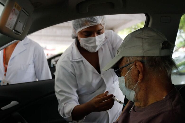 Vacinação reduz pela metade morte entre idosos com mais de 80 anos