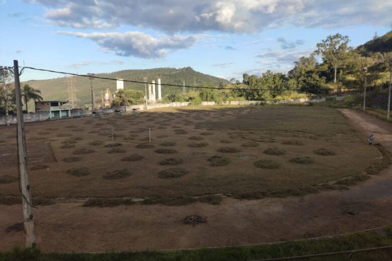 Após um bom tempo sem cuidados, Estádio Louis Ensch recebe capina em Monlevade