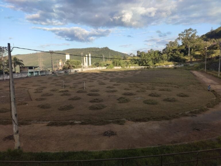 Após um bom tempo sem cuidados, Estádio Louis Ensch recebe capina em Monlevade