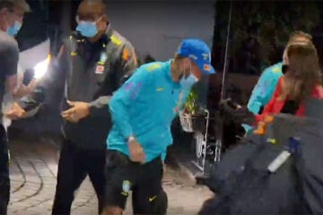 Torcedores tentam abraçar Neymar no hotel e atingem astro, que sai mancando