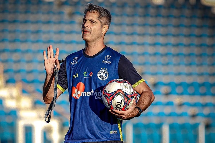 Embalado, Confiança enfrenta favorito Goiás pela segunda rodada da Série B