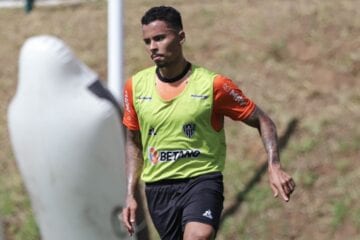 Allan, do Atlético, fala sobre cartões: ‘Marcação comigo, não sei porquê’