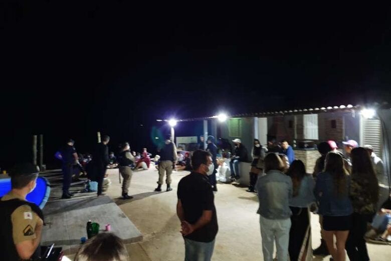 Covid-19: festa clandestina em MG tinha turistas de cidade com cepa indiana