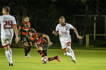 Náutico bate Vitória no Barradão e divide liderança da Série B com Brusque