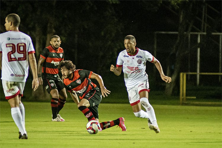 Náutico bate Vitória no Barradão e divide liderança da Série B com Brusque