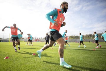 Convocados voltam ao Brasil e Flamengo espera tê-los contra Coritiba