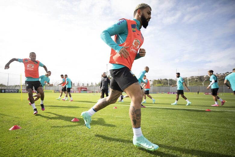 Convocados voltam ao Brasil e Flamengo espera tê-los contra Coritiba