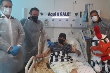 Atlético: Sérgio Coelho e Cuca visitam torcedor que luta contra o câncer