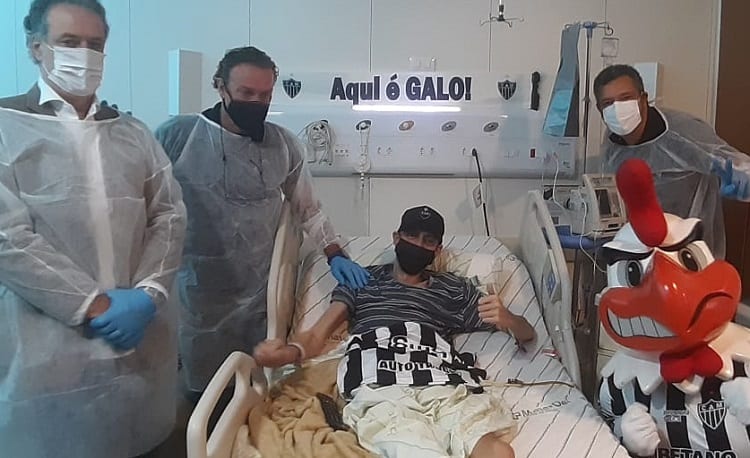 Atlético: Sérgio Coelho e Cuca visitam torcedor que luta contra o câncer