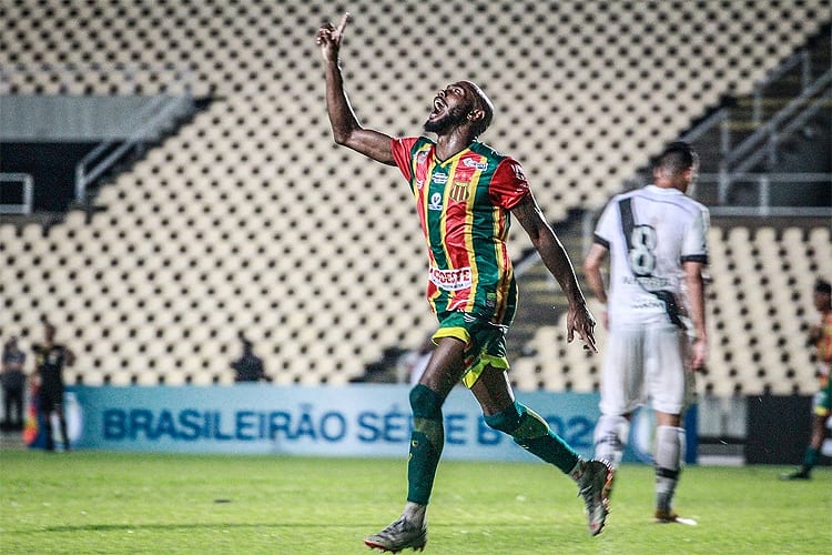 Sampaio Corrêa marca no último lance e vence a Ponte Preta pela Série B
