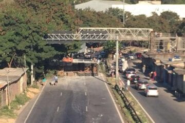 Carreta tomba, acerta casas e deixa feridos no Anel Rodoviário, em BH