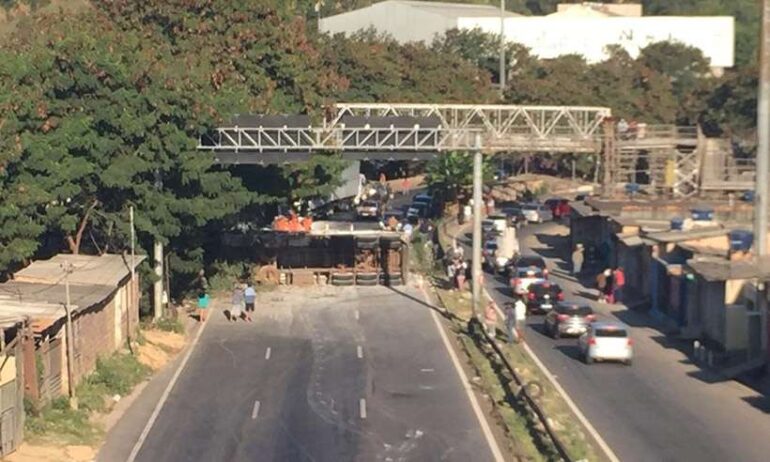 Carreta tomba, acerta casas e deixa feridos no Anel Rodoviário, em BH