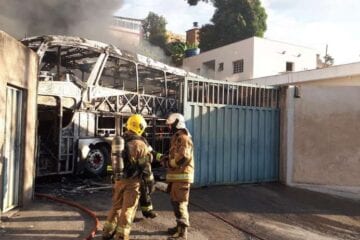 Incêndio de grandes proporções atinge garagem de ônibus em BH