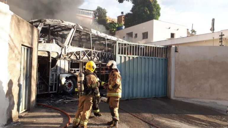 Incêndio de grandes proporções atinge garagem de ônibus em BH