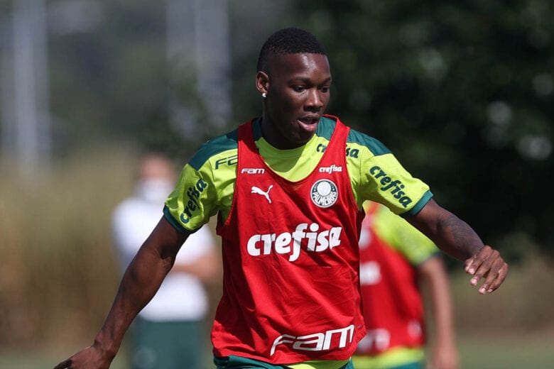 No Paraguai, Palmeiras treina com Patrick de Paula e Danilo em campo