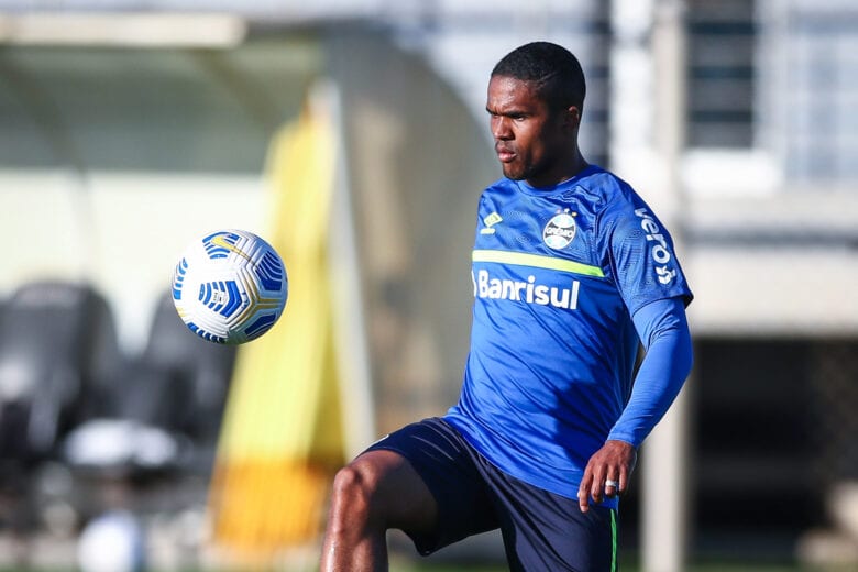 Douglas Costa é relacionado e deve reestrear pelo Grêmio após 11 anos