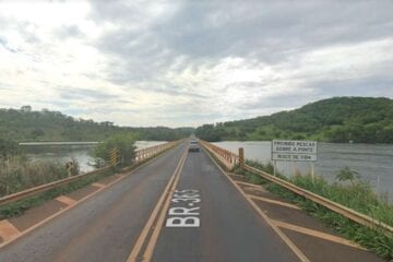 Carreta bitrem despenca de ponte e mata uma pessoa no Triângulo Mineiro