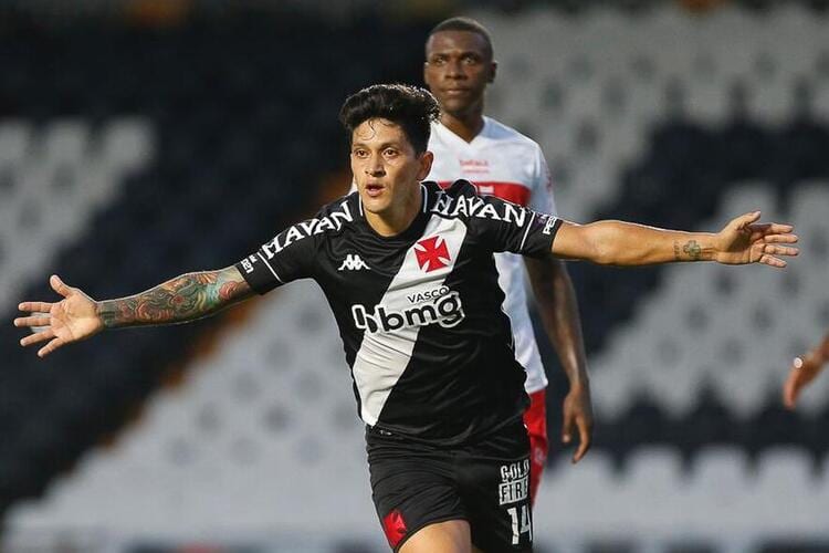 Vasco bate o CRB em São Januário, encosta no G4 e alivia pressão