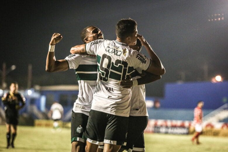 Coritiba bate o Vila Nova fora de casa e volta a vencer na Série B