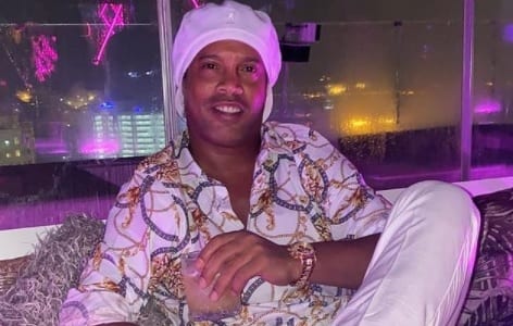 Ronaldinho, ex-Atlético, pode ser preso por dever pensão a ex-noiva