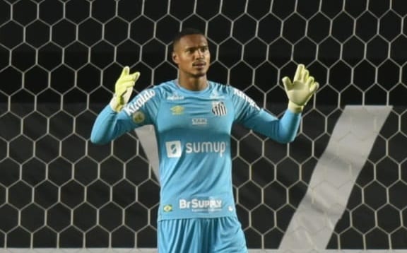 Com lesão no joelho direito, goleiro John desfalca o Santos contra o Grêmio