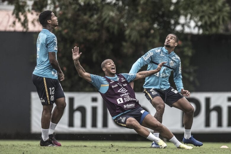 Após lesão e longo tratamento, Sánchez volta a ser relacionado no Santos